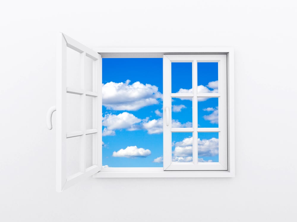 Odprto okno in modro nebo