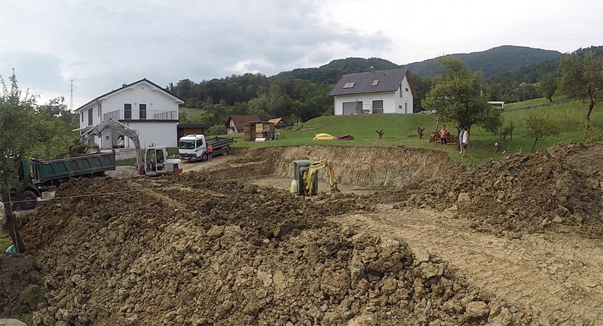 Gradnja montažne hiše skozi oči stranke – 3. del: hiša je pod streho